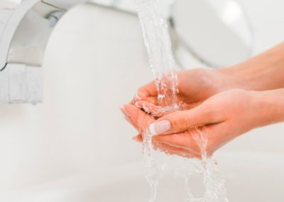 Por qué lavarse las manos después de ir al baño